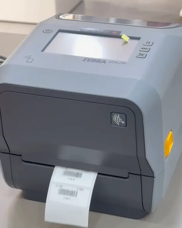 Imprimante d'étiquettes RFID, une étiquette de prix en sortie, chez Parici Gallery.